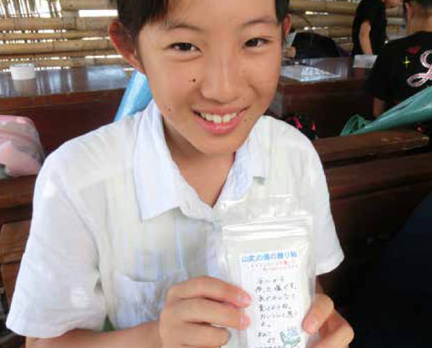 地域の学校給食にも山武の海の塩が使われています。
